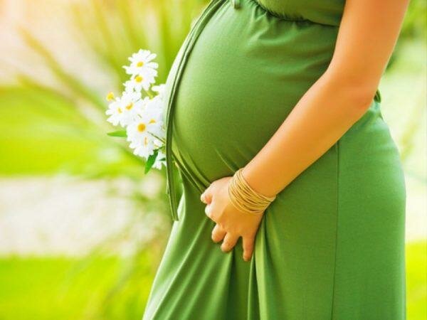 При беременности боль в животе может вызываться как естественными процессами в организме, так и различными патологиями
