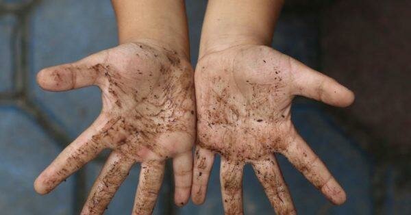У ребенка заражение паразитами чаще всего происходит через грязные руки